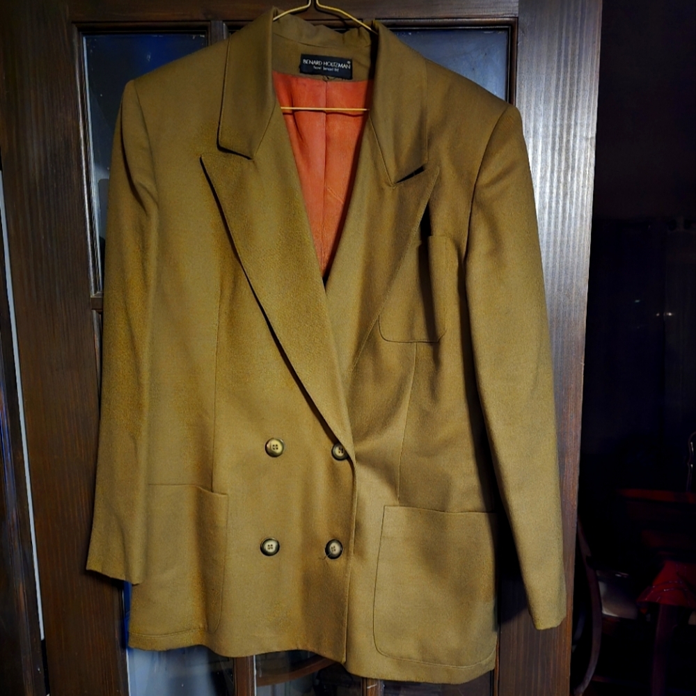 Benard Holtzman by Harve Benard women's wool blazer. Double Breast. No blemishes